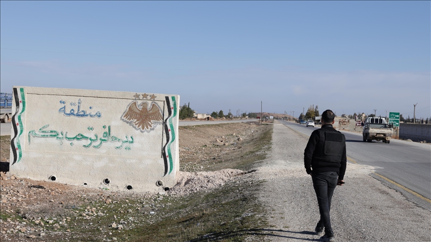 Syrie : des responsables de l’armée accusent le YPG/FDS d’empêcher la sortie des civils de Deir Hafir