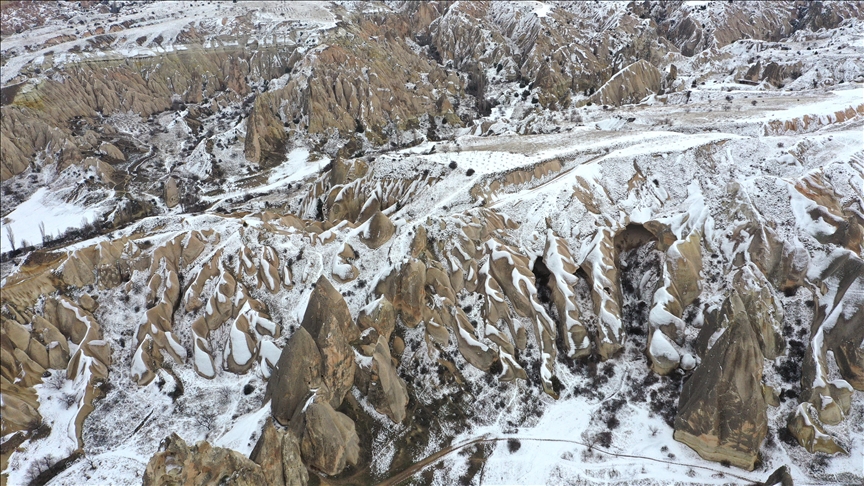 Kapadokya'daki peribacaları kar yağışının ardından beyaz örtüyle kaplandı