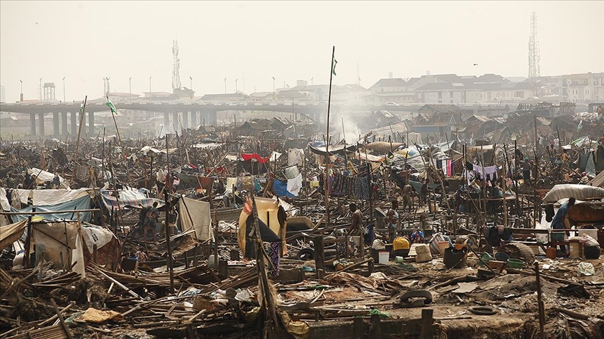 Nijerya'da hükümet tarafından evleri yıkılan yerli halk kanolarda yaşam mücadelesi veriyor