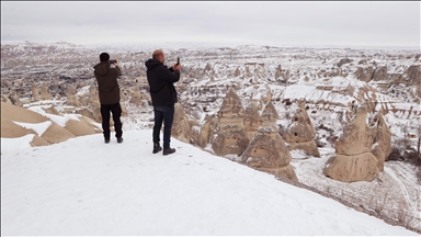 Самовилските оџаци во Кападокија во бело руво по снежните врнежи