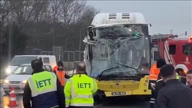 Başakşehir'de 3 İETT otobüsünün çarpıştığı kazada 5 kişi yaralandı