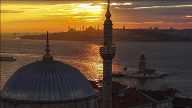 Perëndimi i diellit krijon pamje magjepsëse në Stamboll