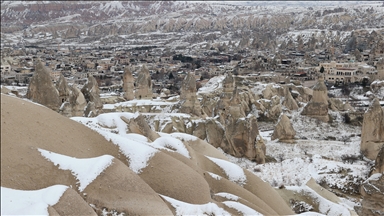 Reshjet e dëborës në Kapadokya paraqesin skena përrallore midis oxhaqeve të zanave