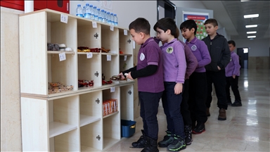 İlkokuldaki kasiyersiz "dürüstlük dolabı" kasa fazlası verdi