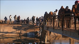 Suriye'de terör örgütü YPG/SDG'nin engellediği sivillerin Deyr Hafir'den kaçışı sürüyor