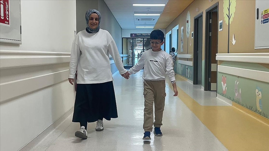 Milyonda 3 görülen hastalık nedeniyle yürüyemeyen Emir Asaf yeniden koşmaya başladı