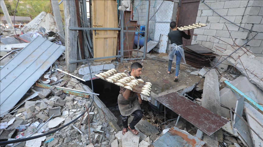 Пекарница во Газа, оштетена во израелскиот геноцид, повторно се отвора, но со ограничени ресурси