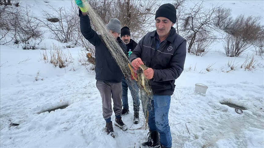 Li Hekariyê li Çemê Zapê ya cemedgirtî masiyan digirin
