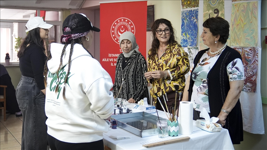 Devlet korumasındaki kız çocukları, huzurevi sakinleriyle ebru yaparak dede ve nine sevgisini yaşadı