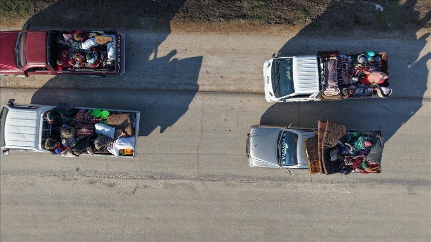 قرابة ألف عائلة سورية تغادر دير حافر هربا من تنظيم "قسد"