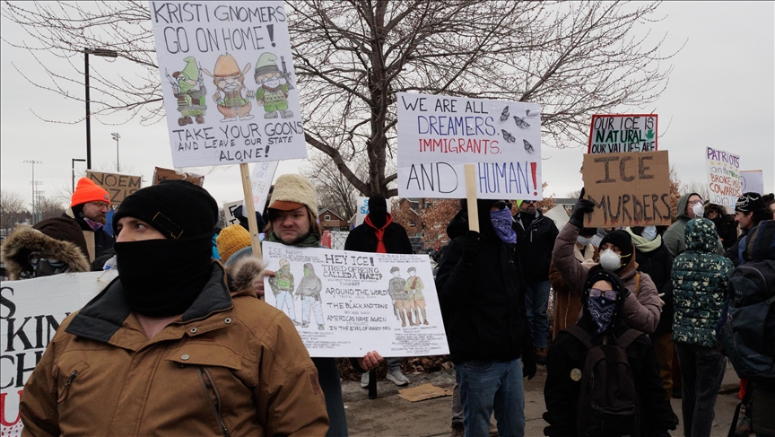 Agentes del ICE sacando a rastras a una mujer de su auto mientras ella les dice que tiene discapacidad en Minneapolis 