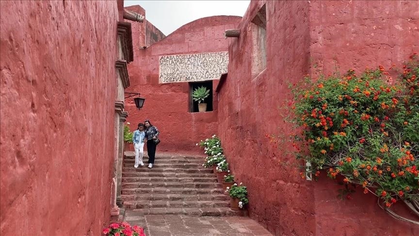  Колоритниот манастир од вулкански камен во Перу сведок на колонијалното минато