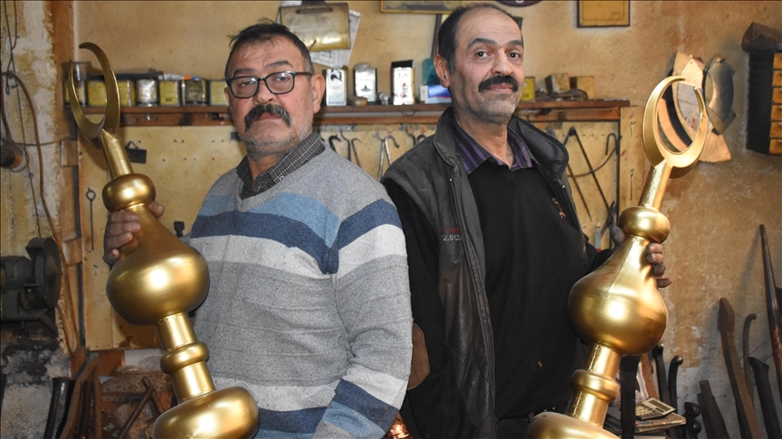 Bakırı yarım asırdır şekillendiren usta kardeşler, dünyadaki camilere de alem yapıyor
