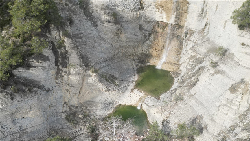 Yaz aylarında kuruyan Adana'daki Şarlayan Şelalesi yeniden akmaya başladı