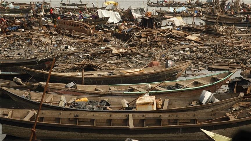  Стотици семејства останаа без дом по уривањето на дрвени куќи над лагуна во Нигерија