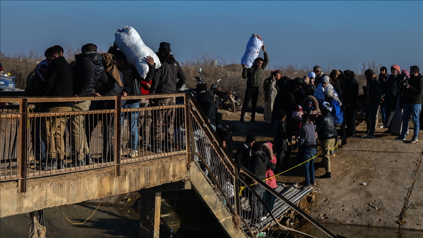 غیرنظامیان سوری با دشواری درحال خروج از دیرحافر هستند