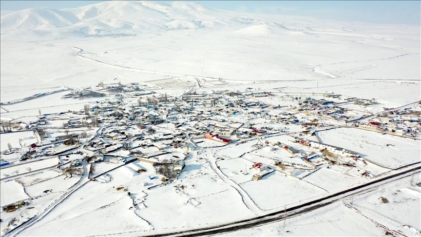 Li Qersê bi barîna berfê ra gund dîmenê sipî venixumîn