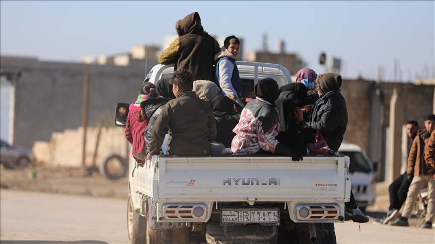 خروج حدود 1000 خانواده از مناطق تحت اشغال ی.پ.گ/قسد در دیرحافر سوریه