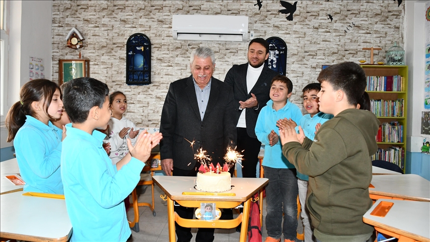 Köy okulunda sürpriz yaparak yetişkinlerin ilk kez doğum gününü kutluyorlar