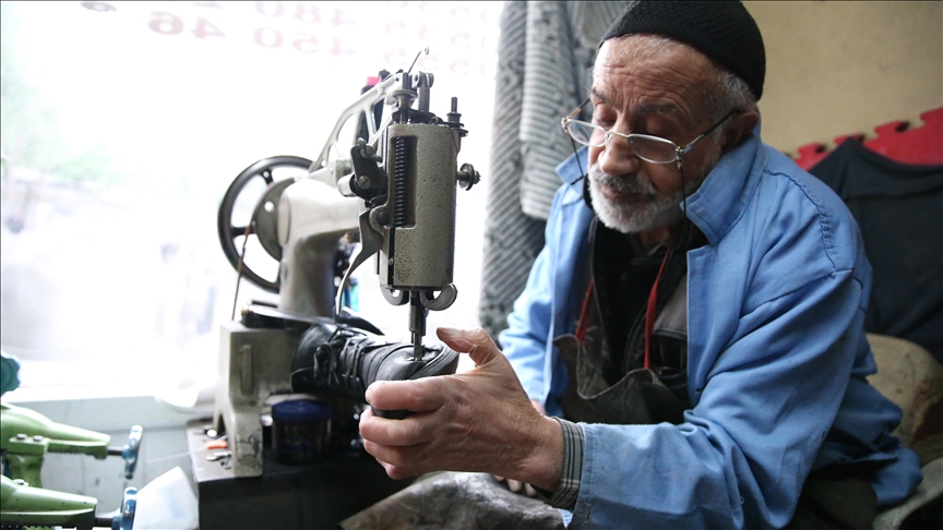 Турскиот чевлар Авшар речиси половина век, со ист жар како и првиот ден, го чува својот занает