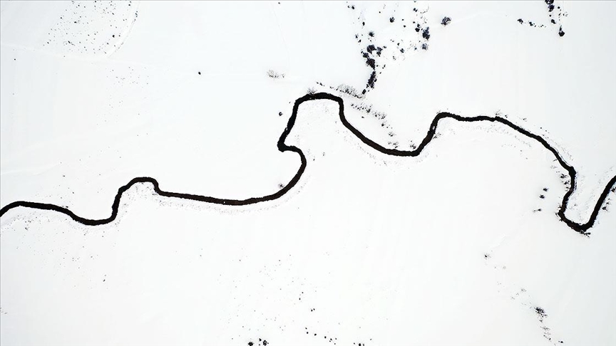 Kastamonu'da kar altındaki mendereslerin kış güzelliği