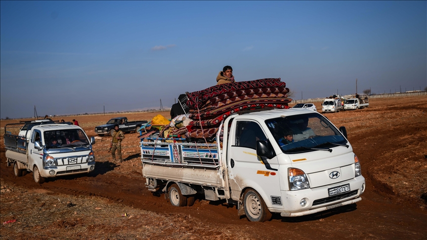 الأناضول ترصد مغادرة أسر سورية منطقة دير حافر بريف حلب