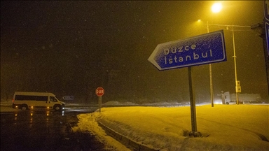 Bolu Dağı'nda yoğun kar yağışı etkili oluyor