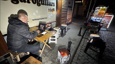 Adana'da gece mesaisi yapanlar AA'nın "Yılın Kareleri" oylamasına katıldı