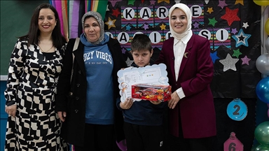 Bakan Göktaş, babası Pençe-Kilit Harekatı'nda şehit olan öğrencinin karne törenine katıldı