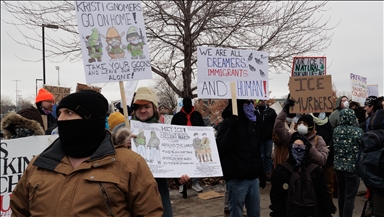 Agentes del ICE sacando a rastras a una mujer de su auto mientras ella les dice que tiene discapacidad en Minneapolis 