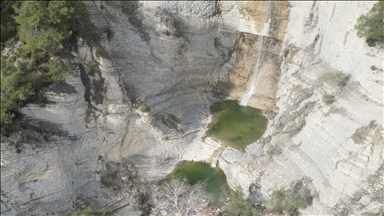 Yaz aylarında kuruyan Adana'daki Şarlayan Şelalesi yeniden akmaya başladı