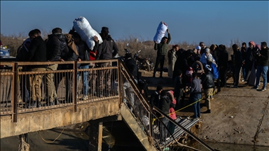غیرنظامیان سوری با دشواری درحال خروج از دیرحافر هستند