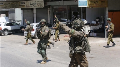 الجيش الإسرائيلي يقتل طفلا فلسطينيا ويعتدي على مصلين وسط الضفة 