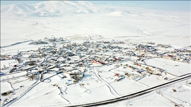 Li Qersê bi barîna berfê ra gund dîmenê sipî venixumîn