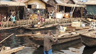 Nigéria : des habitants privés de leurs maisons après des démolitions gouvernementales survivent sur des pirogues