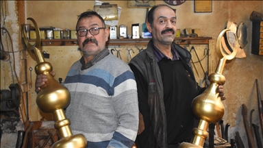 Vëllezërit mjeshtra, zbukurojnë xhamitë anembanë botës me bakër