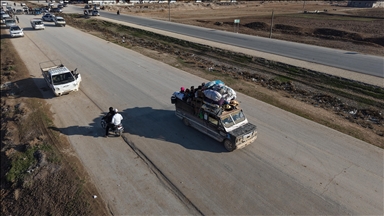 AA filmon nga ajri civilët që arritën të largohen nga qyteti sirian Deir Hafir, i pushtuar nga YPG/SDF