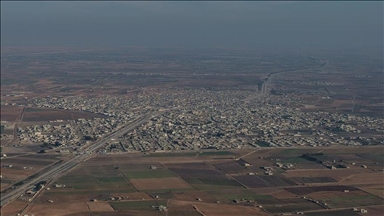 AAyê dîmenên sivîlên ku ji Dêr Hafira li Sûriyeyê di bin dagirkeriya YPG/HSDyê da ye, direvin, ji jor da kişand