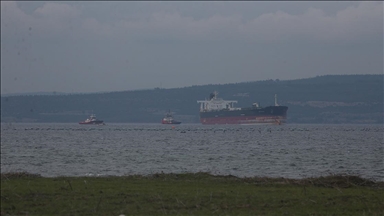 Çanakkale Boğazı'nda arızalanan tanker güvenli bölgeye demirletilecek