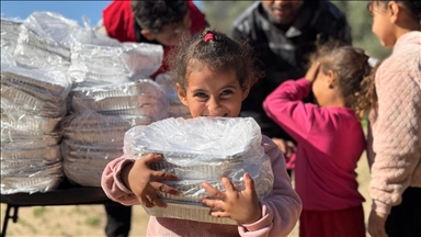 Турецкий Красный Полумесяц поставляет в Газу зимние предметы первой необходимости и раздает горячие обеды