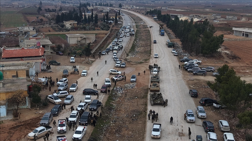 سوريا.. تمزيق وإزالة رموز تنظيم "قسد" في بلدتي دير حافر ومسكنة