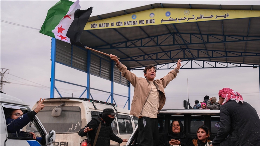 نازحون سوريون يعودون إلى دير حافر بعد تحريرها من "قسد"