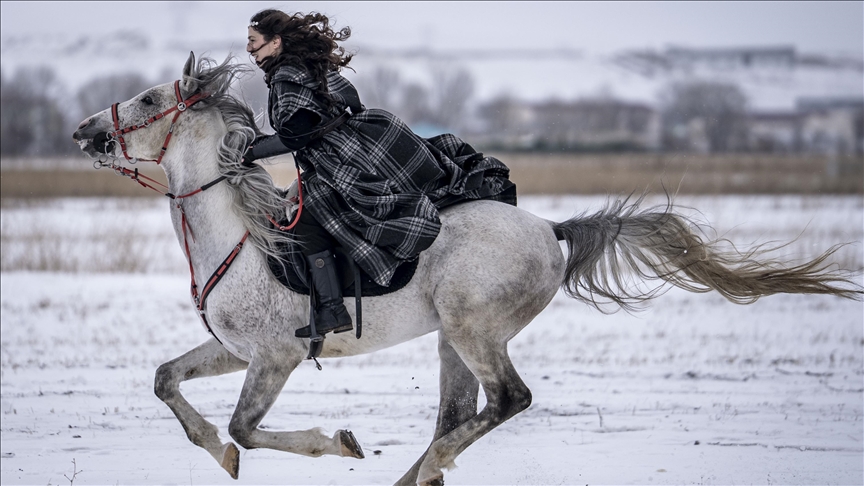 Safari dimëror me kalë nëpër Erzurum të Turqisë bashkon entuziastët nga vendi dhe jashtë