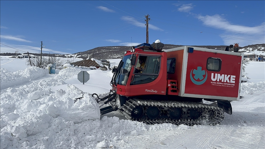 Li Bîngolê UMKEyê nexweşê ji gundekî dûr yê ku rêyên wê ji berfê girtî bûn rakir nexweşxaneyê