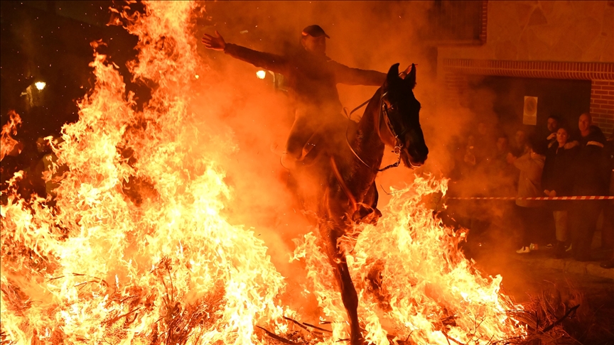 Tradicija duga četiri stoljeća godina: Jahači u Španiji skokom kroz vatru skidali grijehe