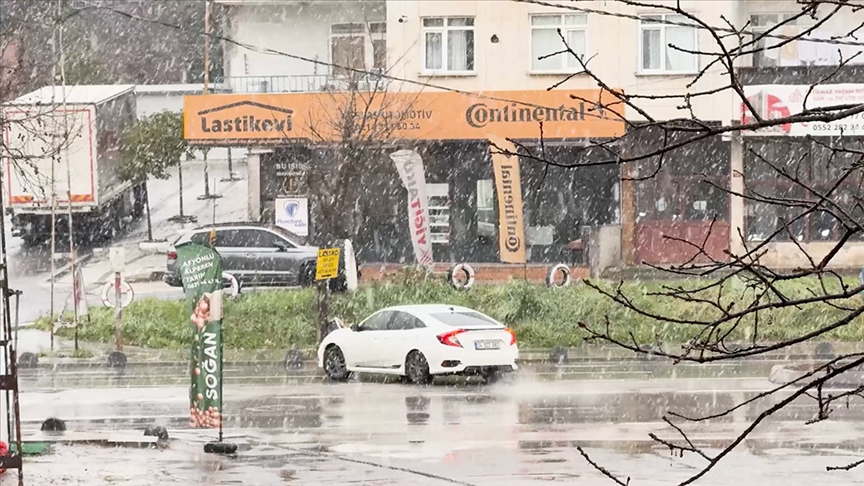 İstanbul'un bazı ilçelerinde karla karışık yağmur etkili oluyor