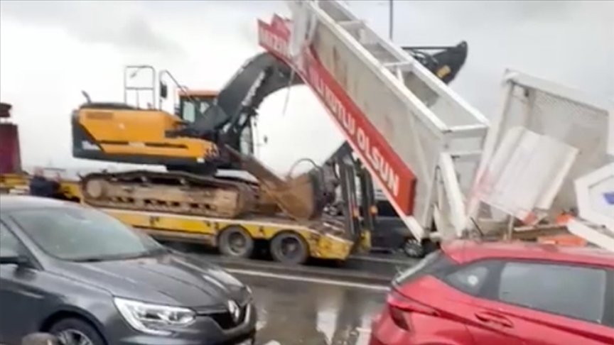 Üsküdar Harem Sahil Yolu kaza nedeniyle trafiğe kapandı