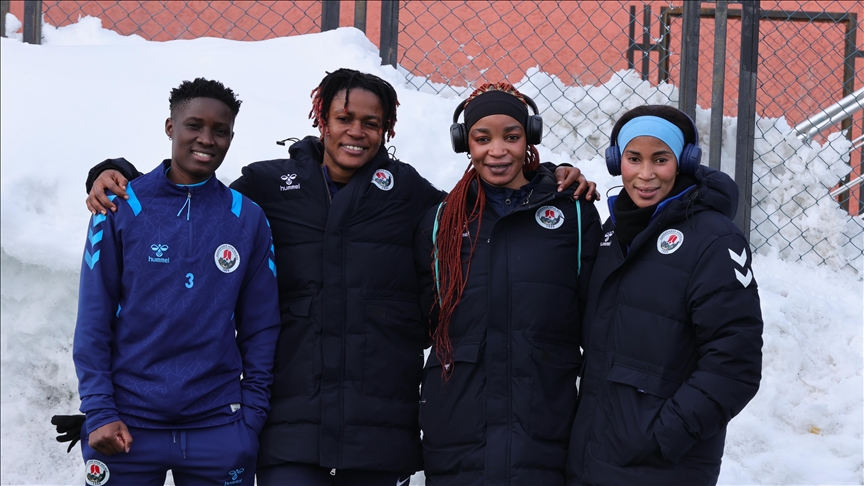 Lîstikvanên Afrîkî yên Tîma Futbolê ya Jinan a Hakkarîgucuyê hînî berf û seqemê bûne