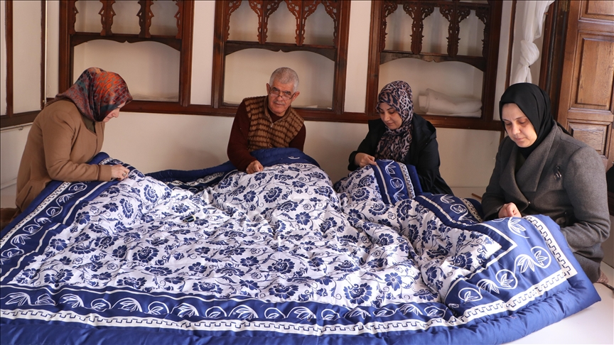 Yarım asırlık yorgan ustası mesleğini kadınlara öğretiyor