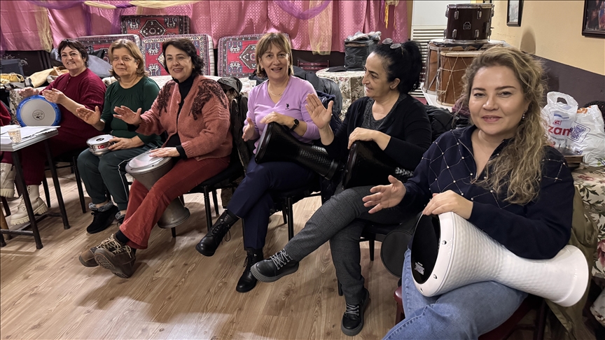 Farklı meslek gruplarından kadınlar hayatın ritmini darbukayla tutuyor